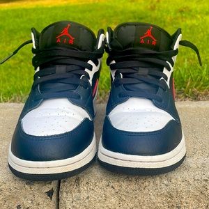 Jordan 1( Chile red) Size 5